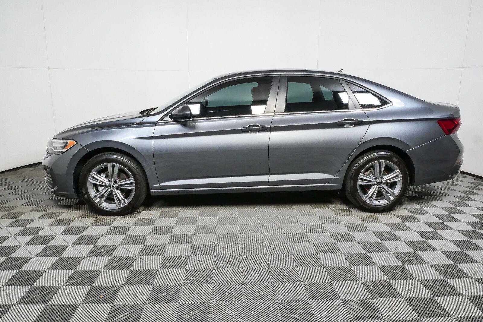 Used 2024 Volkswagen Jetta SE w/ Panoramic Sunroof Package FWD image 2