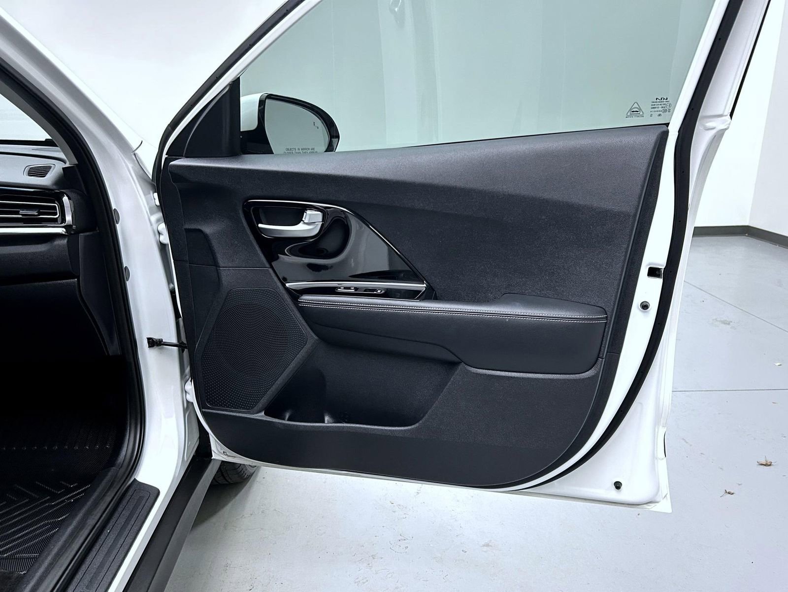 Used 2021 Kia Niro EX image 16