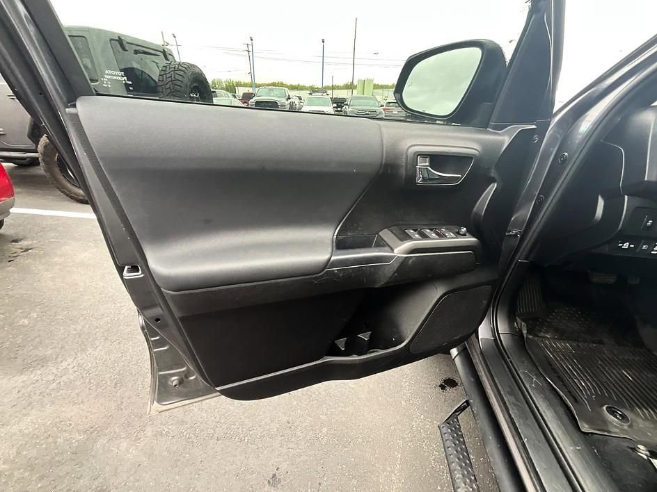 Used 2021 Toyota Tacoma TRD Sport w/ Technology Package AWD/4WD image 11
