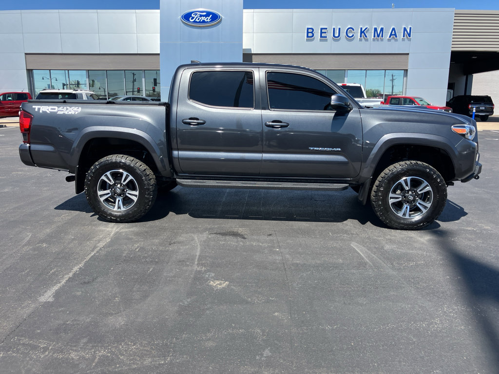Used 2018 Toyota Tacoma TRD Sport image 11