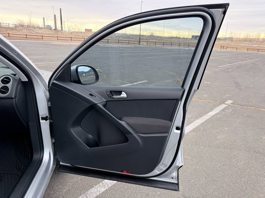 Used 2010 Volkswagen Tiguan S image 14