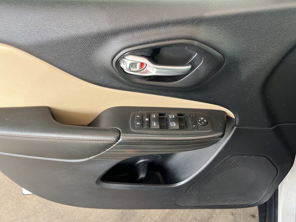 Used 2017 Jeep Cherokee Limited image 18