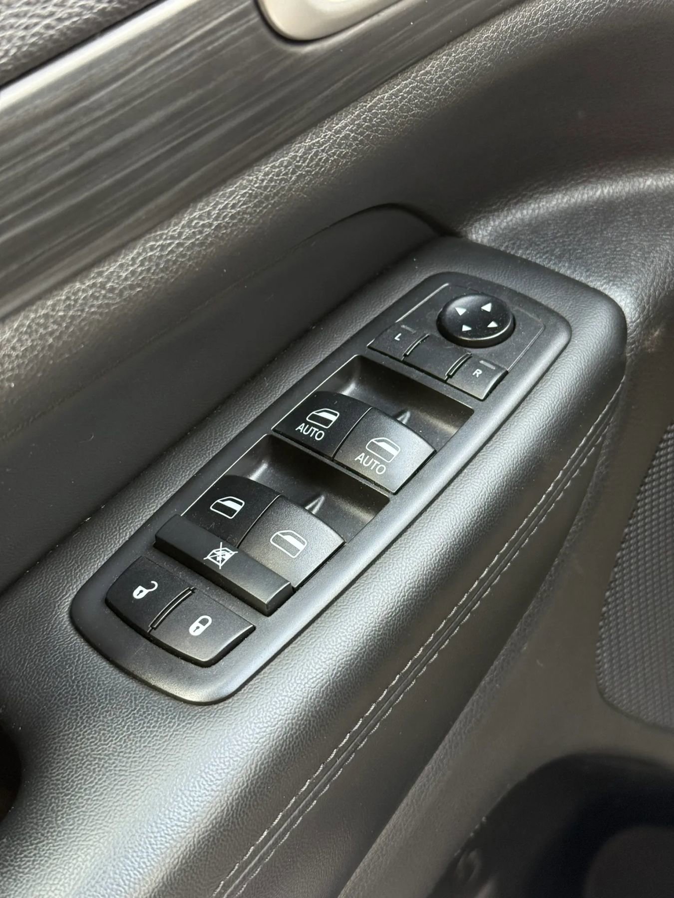 Used 2019 Jeep Grand Cherokee Laredo AWD/4WD image 26