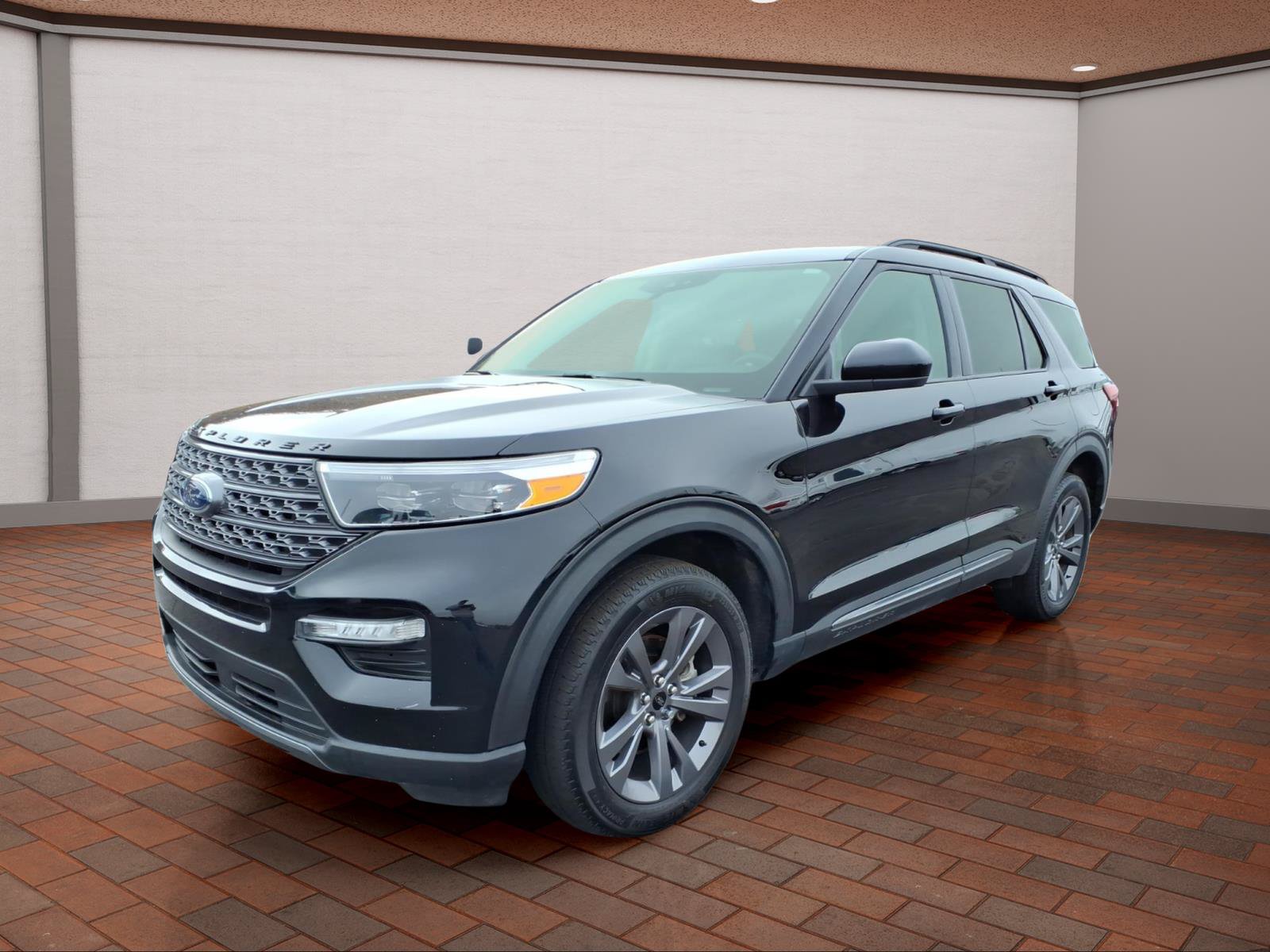 Used 2023 Ford Explorer XLT w/ Equipment Group 202A AWD/4WD image 4