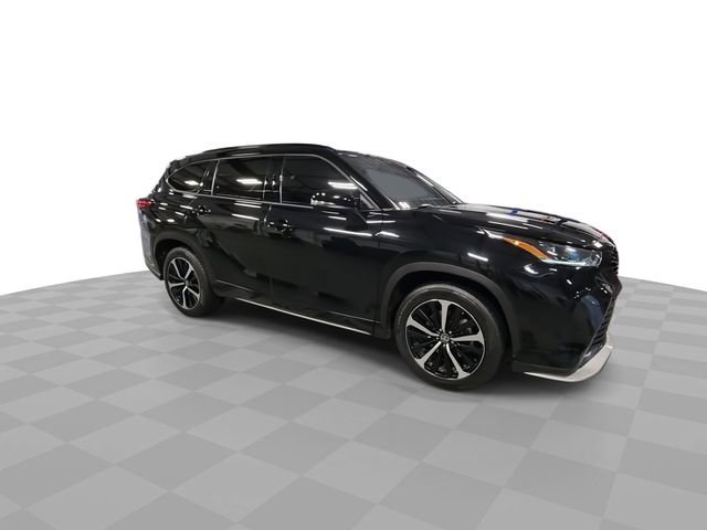 Used 2022 Toyota Highlander XSE FWD image 2
