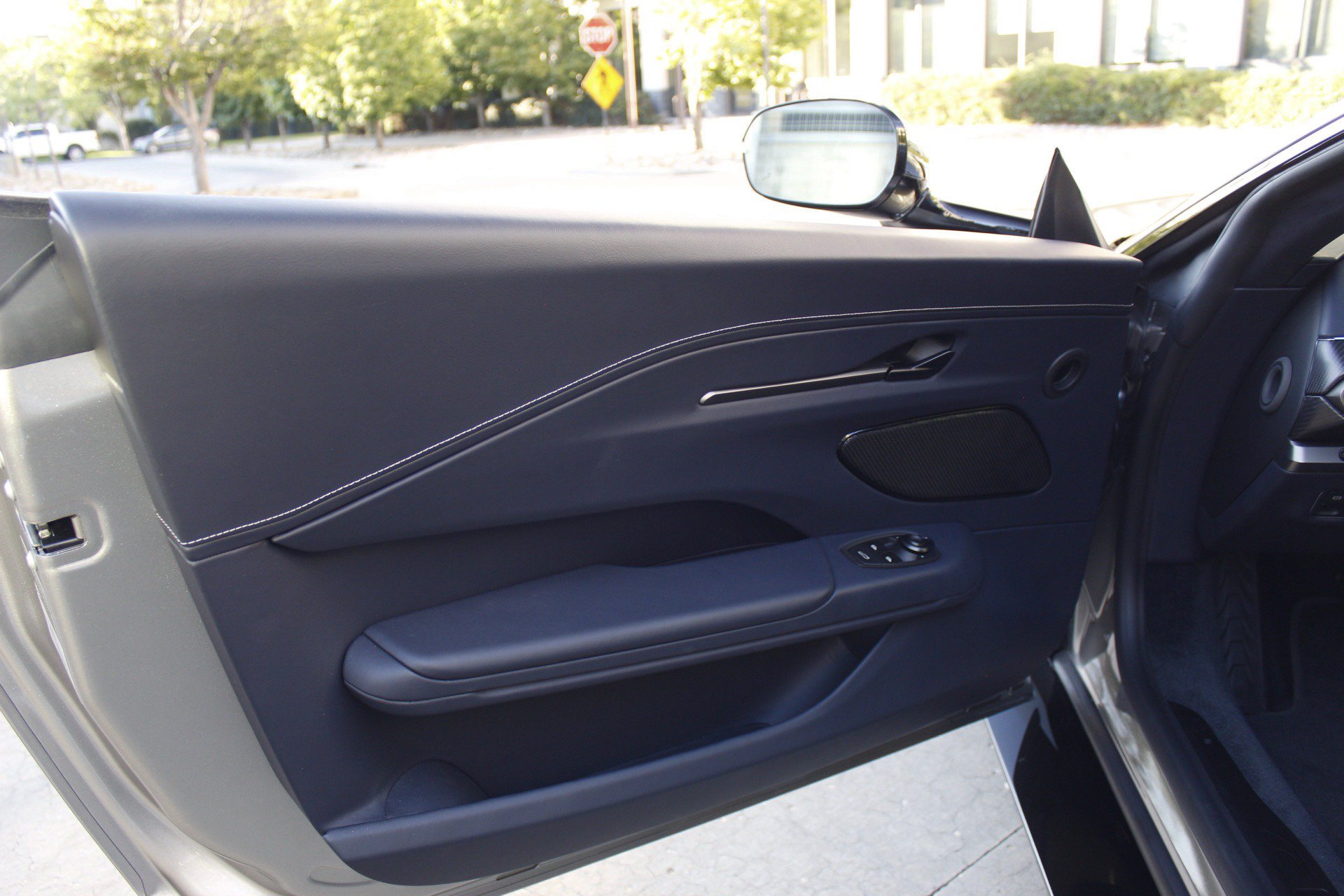 Used 2025 Aston Martin V8 Vantage Coupe RWD image 27