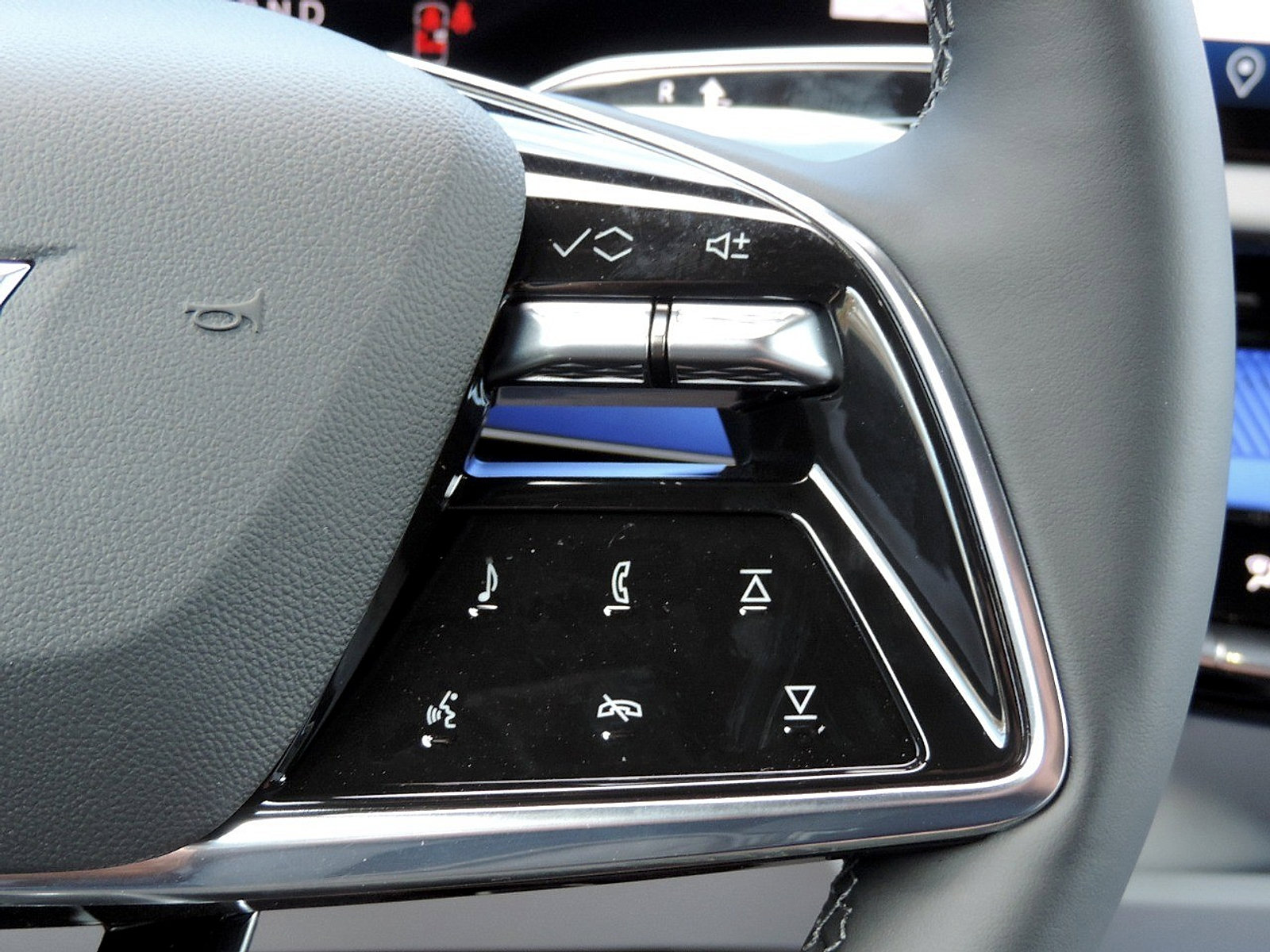 New 2026 Cadillac Optiq Luxury 2 image 24