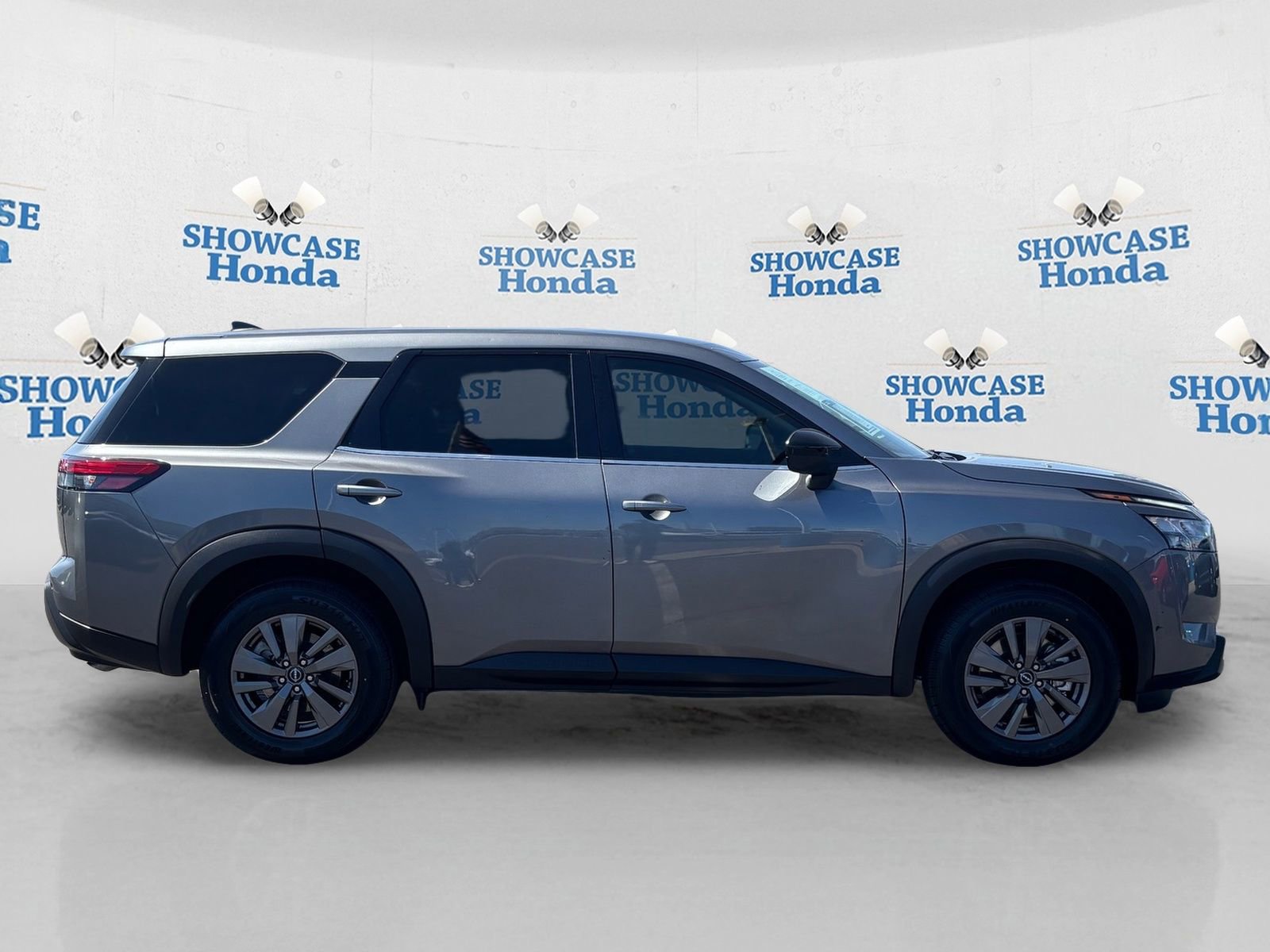 Used 2023 Nissan Pathfinder S image 9
