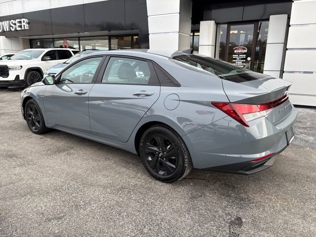 Used 2023 Hyundai Elantra SEL image 3