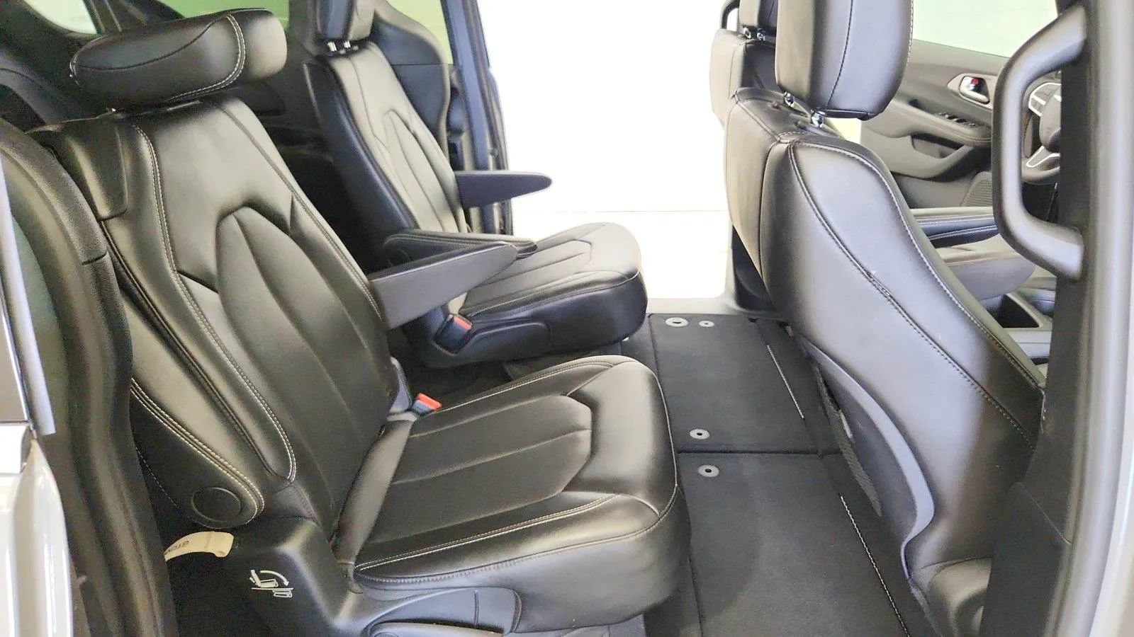 Used 2025 Chrysler Pacifica Select FWD image 28