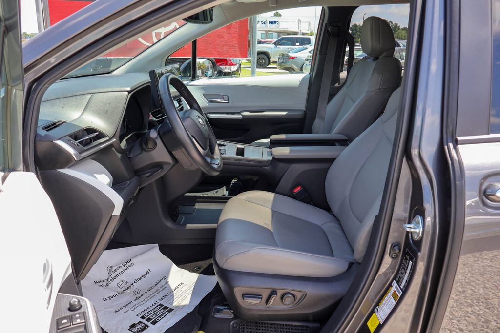 Used 2025 Toyota Sienna XLE FWD image 8