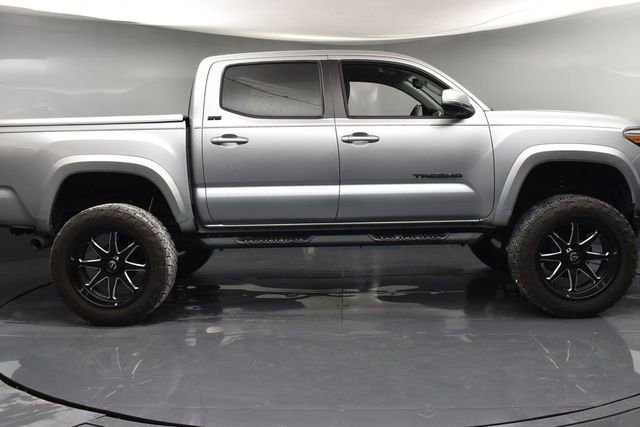 Used 2022 Toyota Tacoma SR5 w/ Technology Package image 8