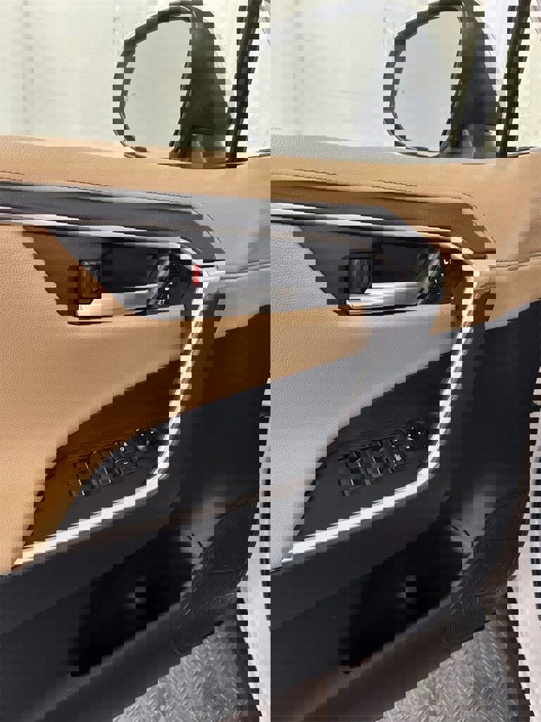 Used 2019 Toyota RAV4 Limited image 9