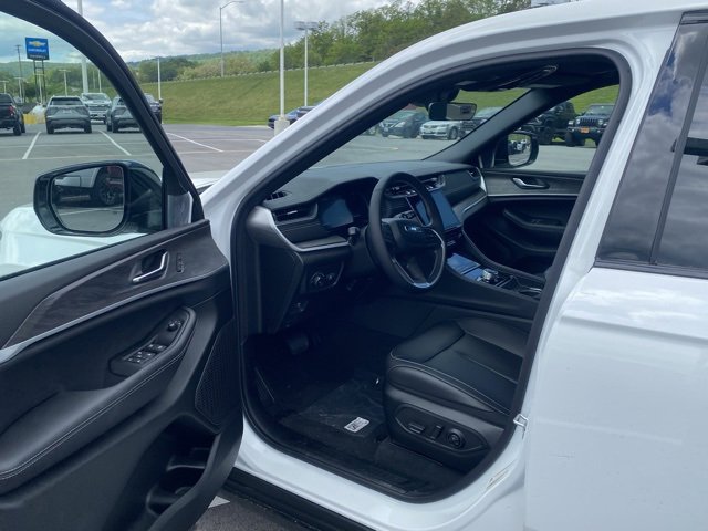 New 2025 Jeep Grand Cherokee Limited w/ Black Appearance Package image 14