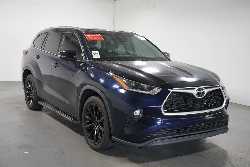 Used 2021 Toyota Highlander XLE FWD image 3