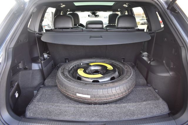Used 2022 Volkswagen Tiguan SE R-Line image 35