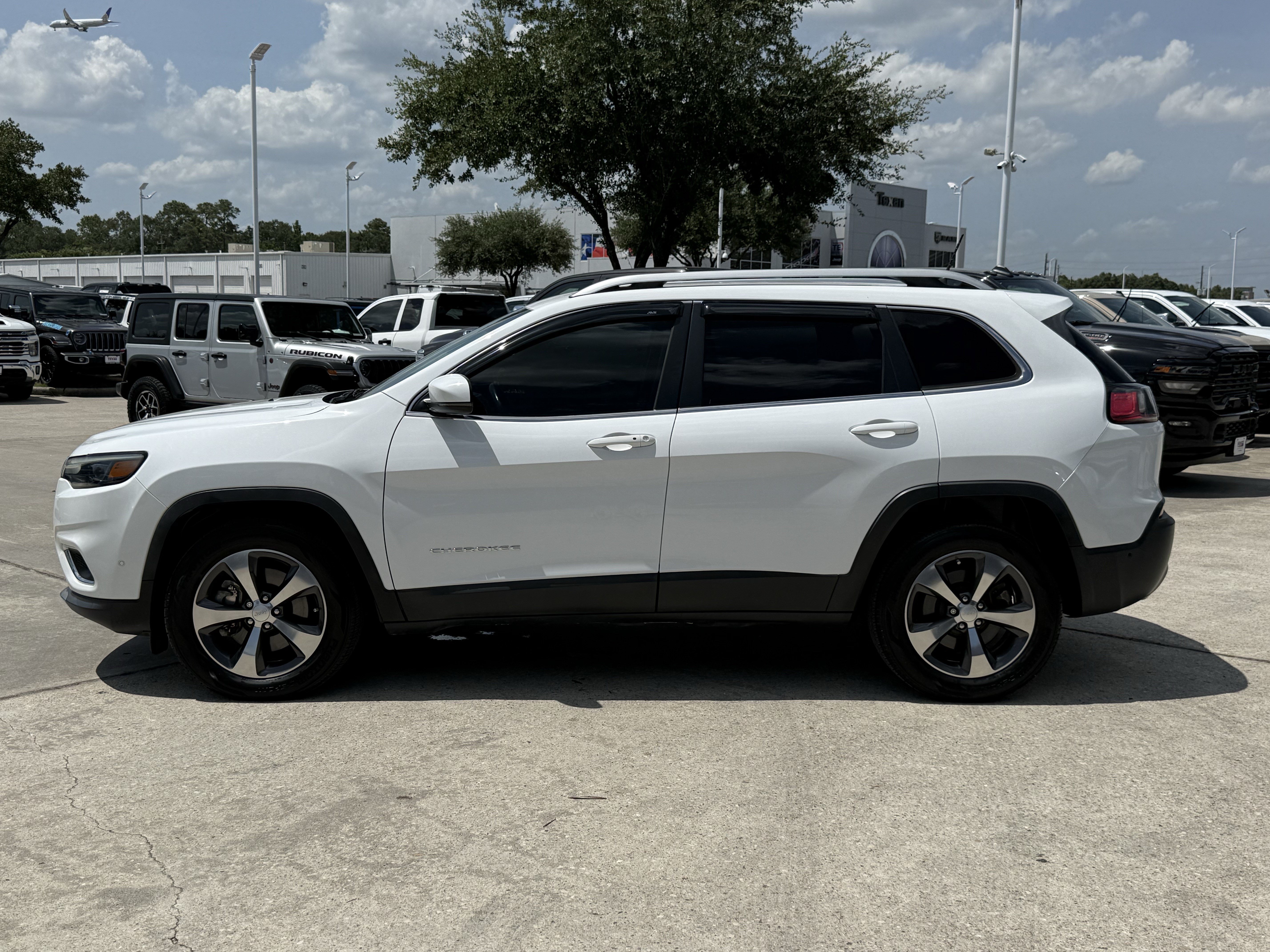 Used 2019 Jeep Cherokee Limited w/ Technology Group AWD/4WD image 8