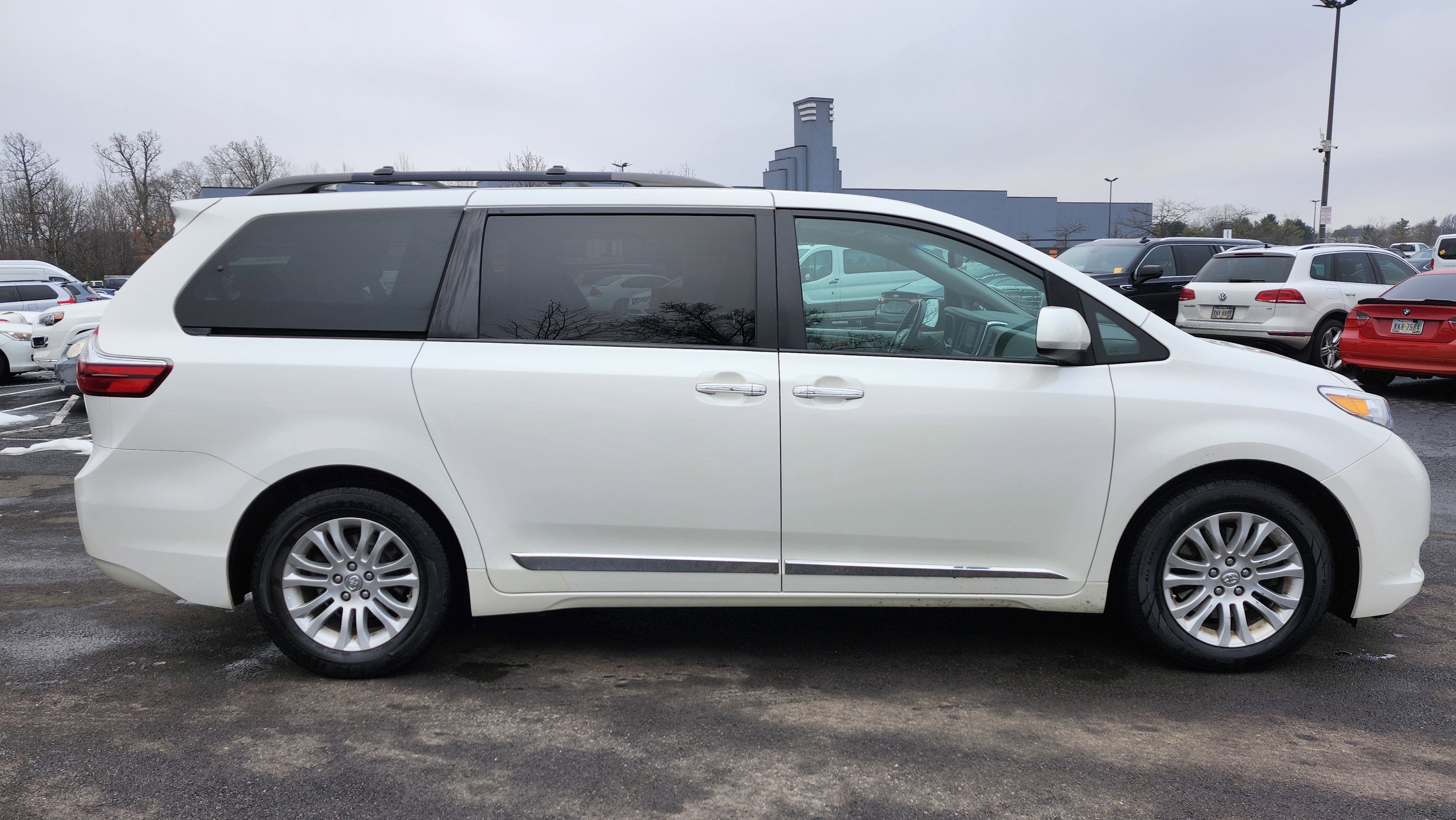 Used 2017 Toyota Sienna XLE Premium image 17