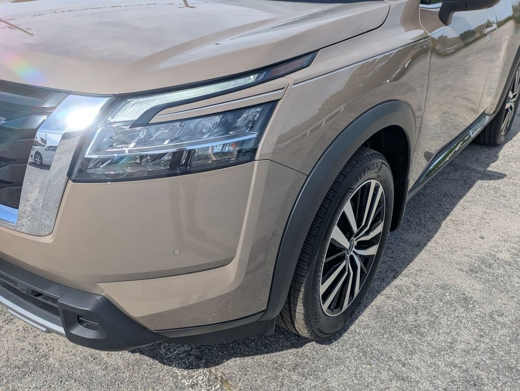 Used 2023 Nissan Pathfinder Platinum image 9