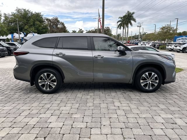 Used 2025 Toyota Highlander XLE FWD image 14