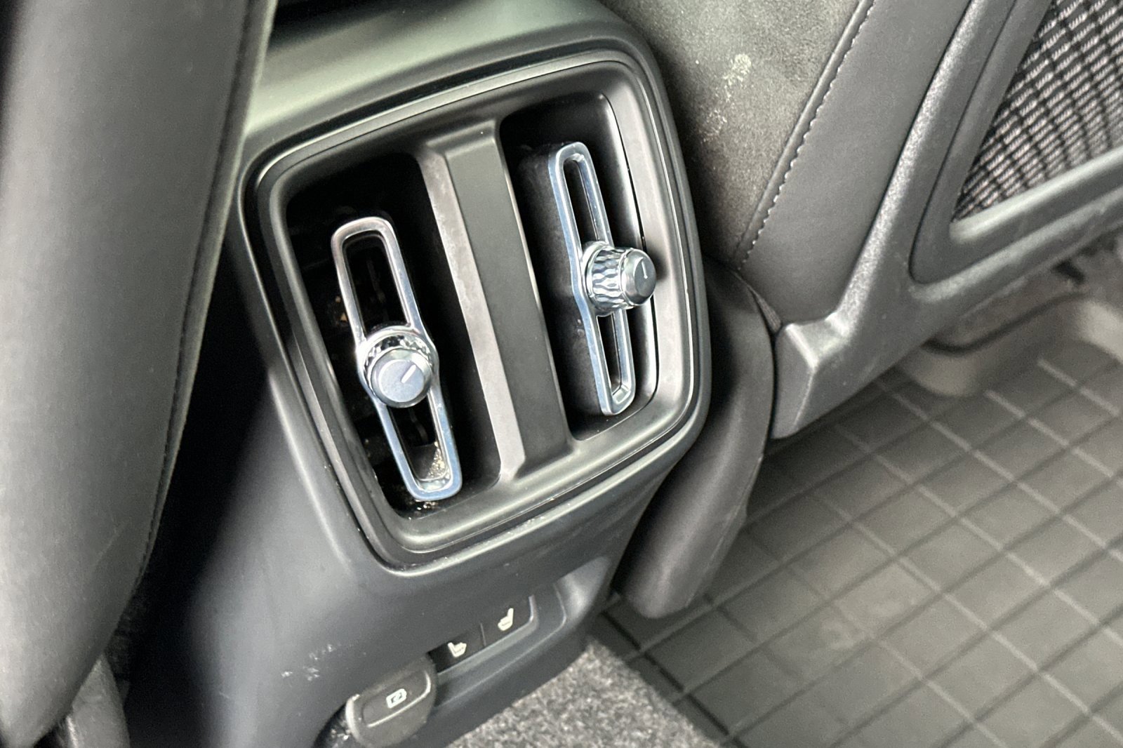 Used 2023 Volvo XC40 Recharge Ultimate image 13