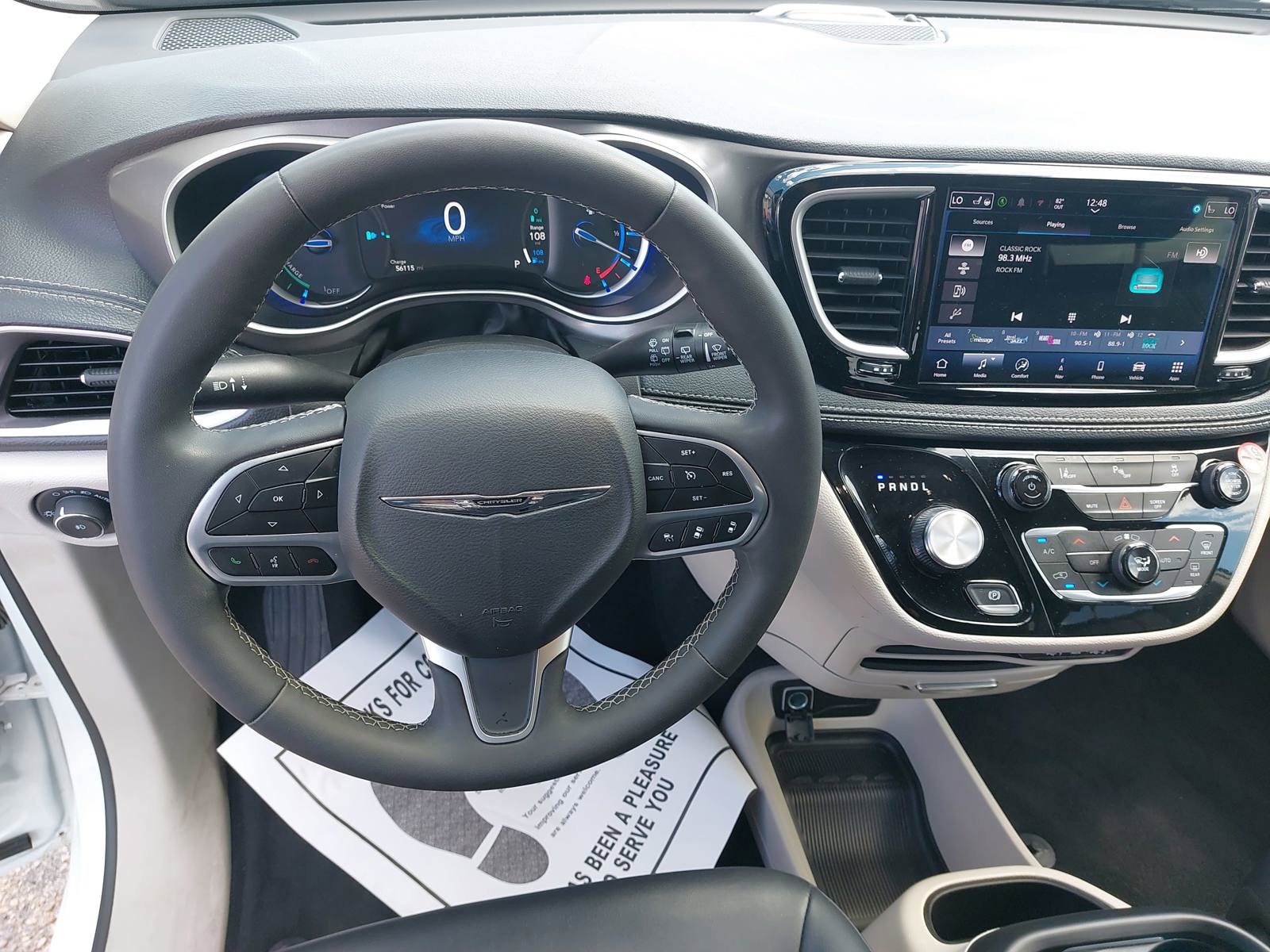 Used 2024 Chrysler Pacifica Select image 18