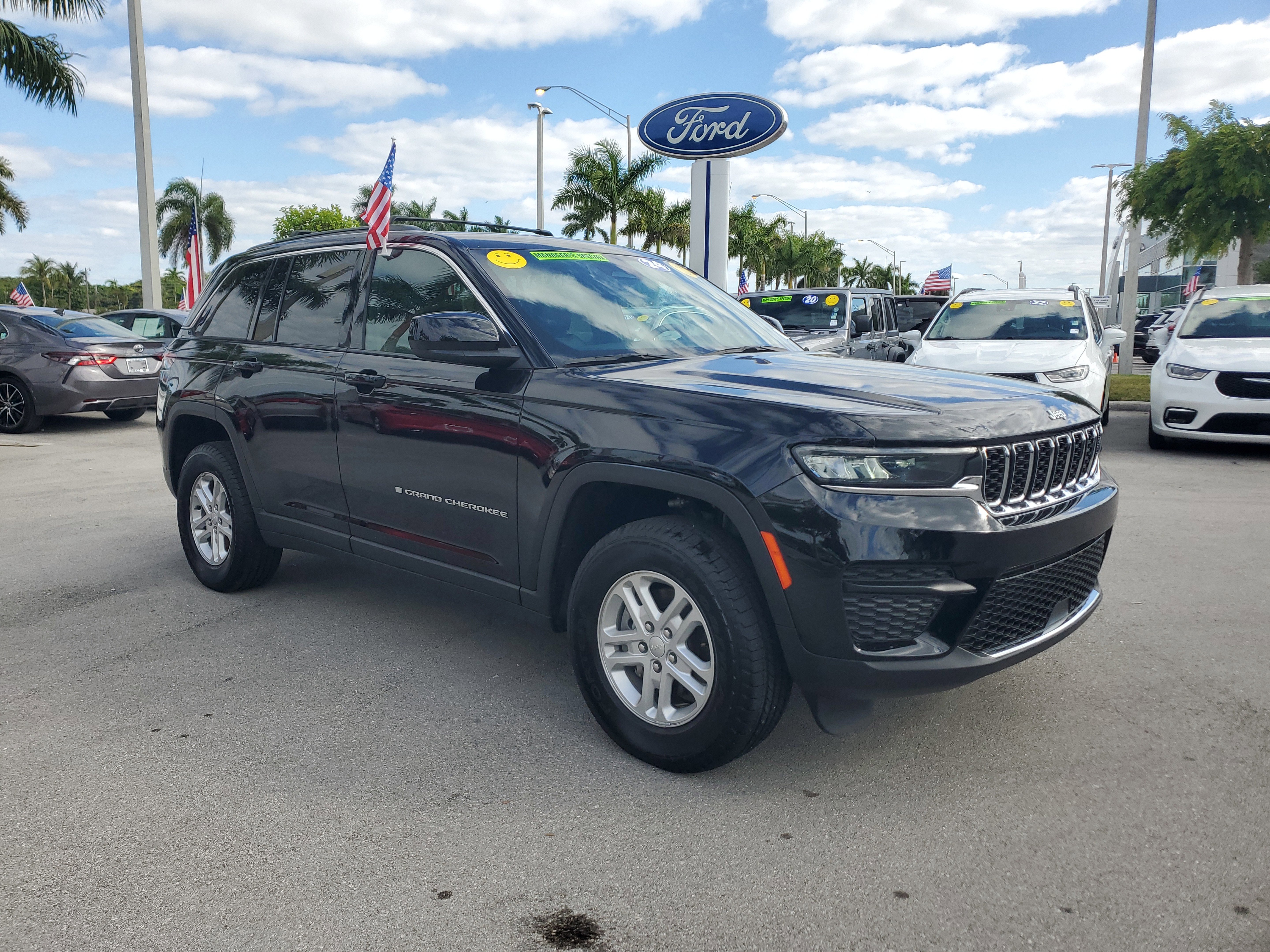 Used 2024 Jeep Grand Cherokee Laredo image 3
