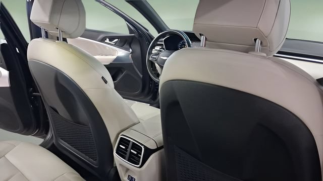 Used 2025 Genesis G70 2.5T AWD/4WD image 17
