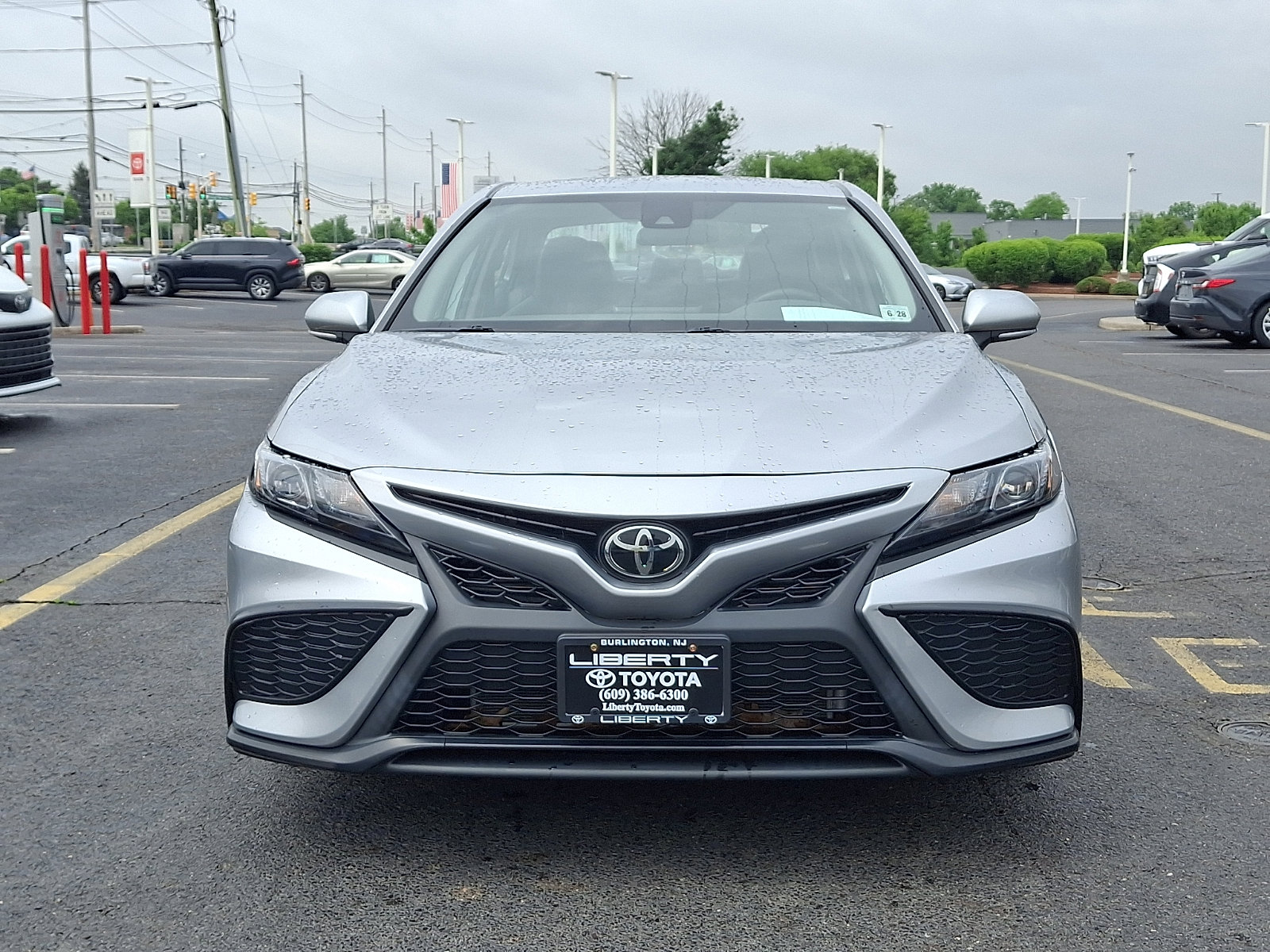 Used 2023 Toyota Camry SE FWD image 2