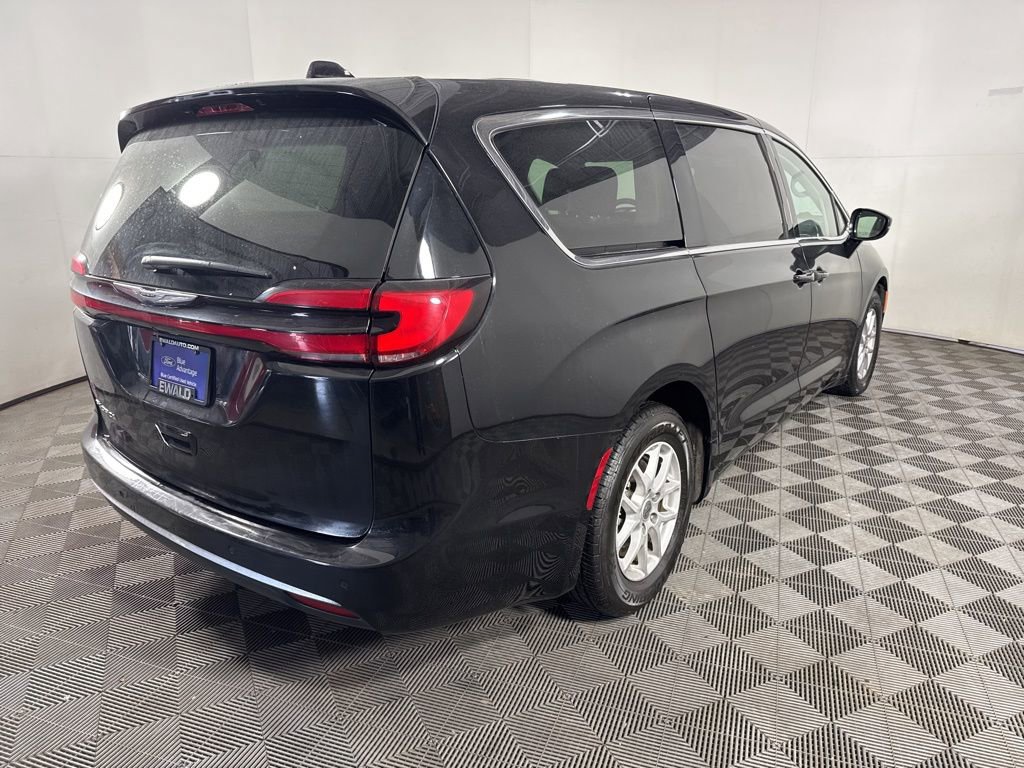 Used 2024 Chrysler Pacifica Touring-L image 10