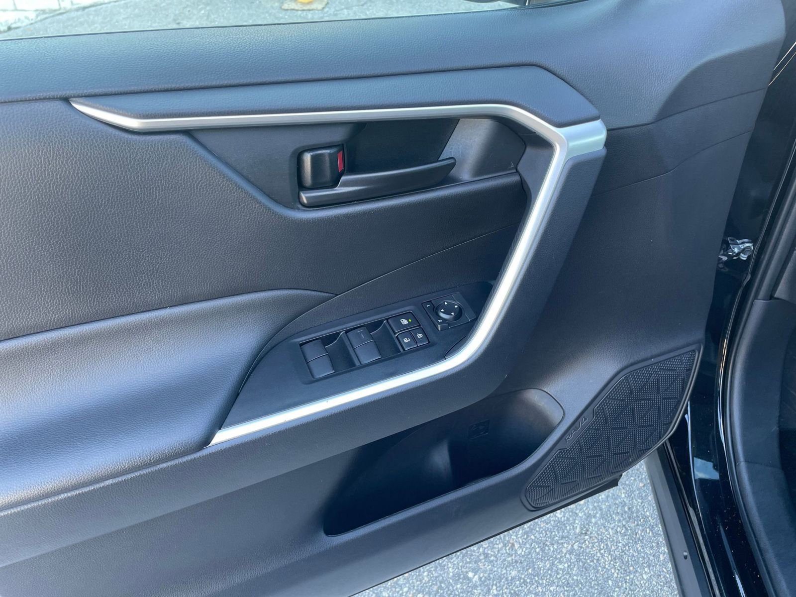 Used 2025 Toyota RAV4 LE image 20