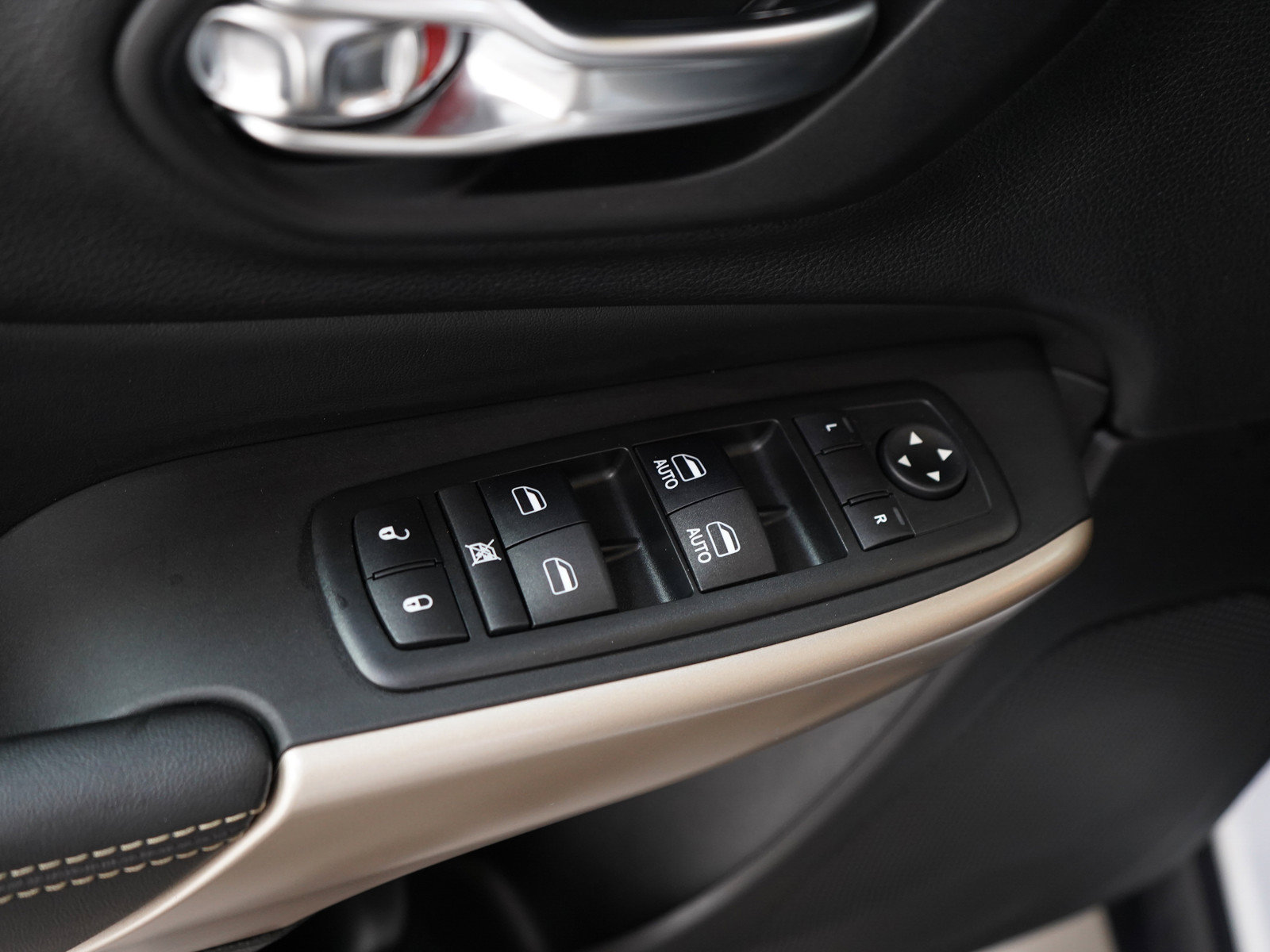 Used 2018 Jeep Cherokee Limited AWD/4WD image 20