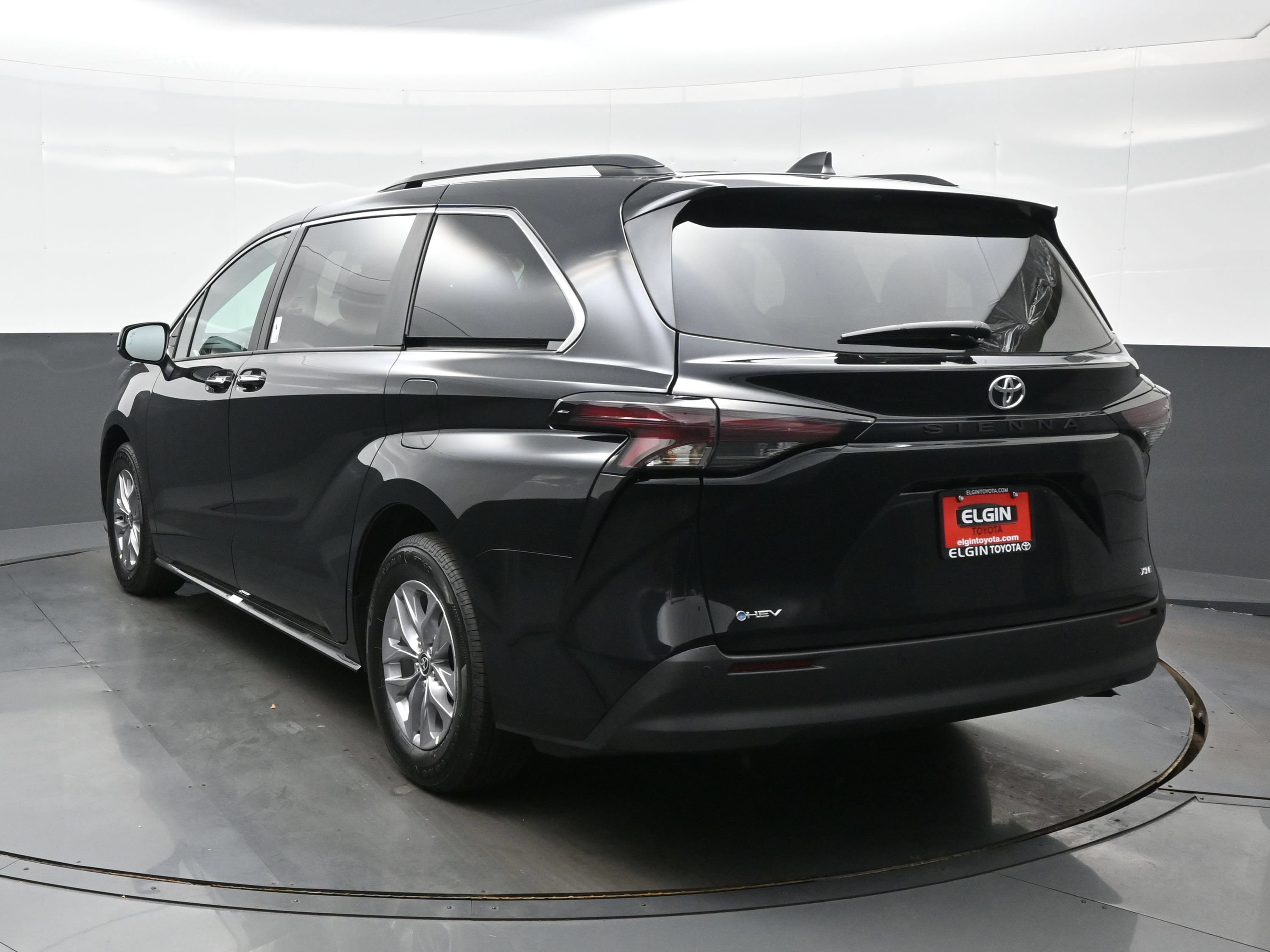 Used 2026 Toyota Sienna XLE FWD image 4