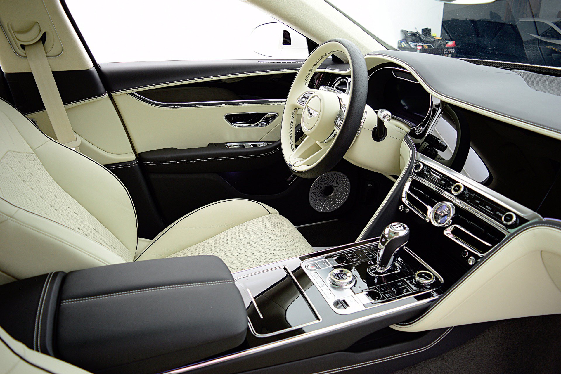 Used 2024 Bentley Flying Spur Azure AWD/4WD image 35