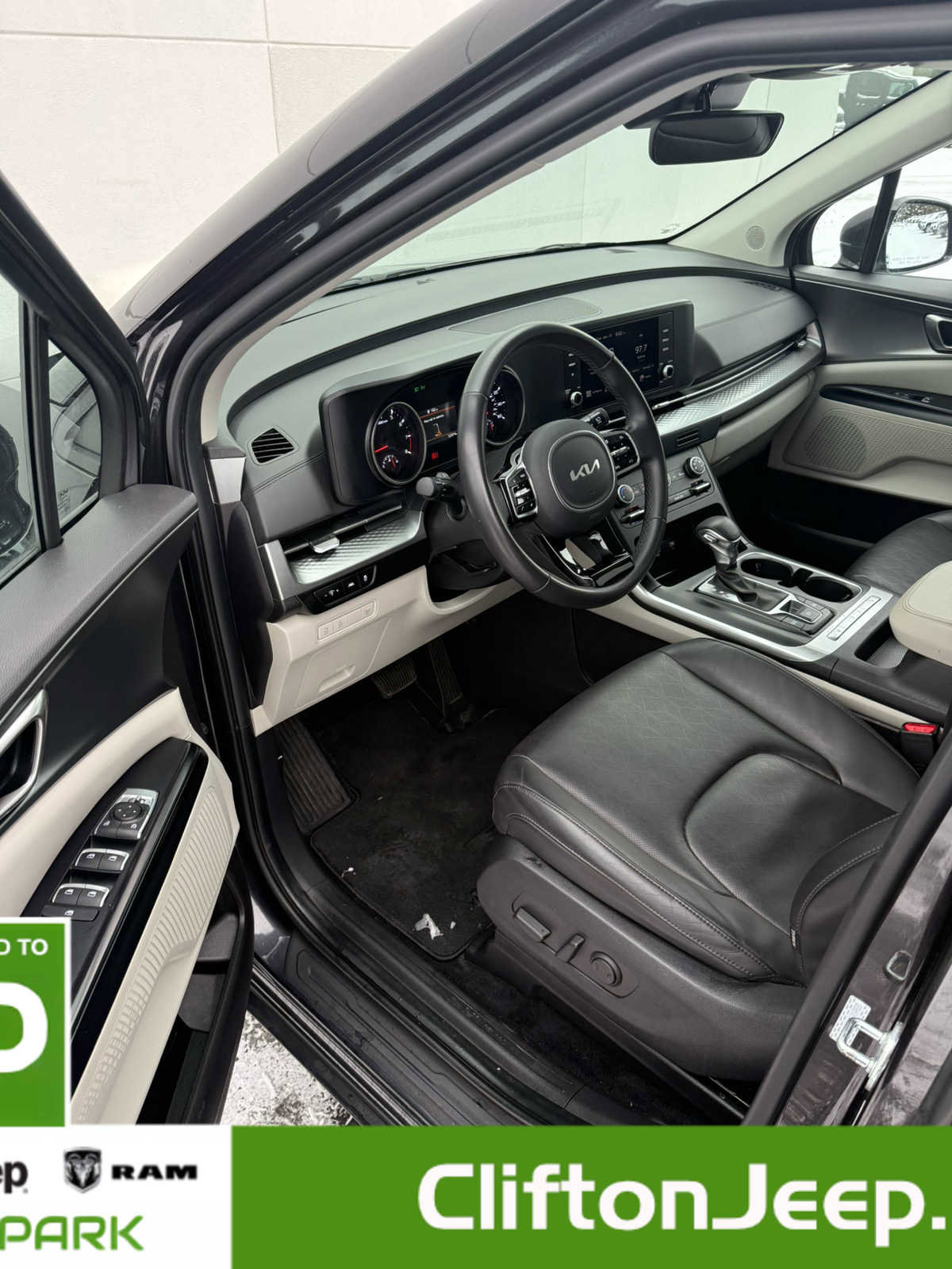 Used 2024 Kia Carnival LX image 9