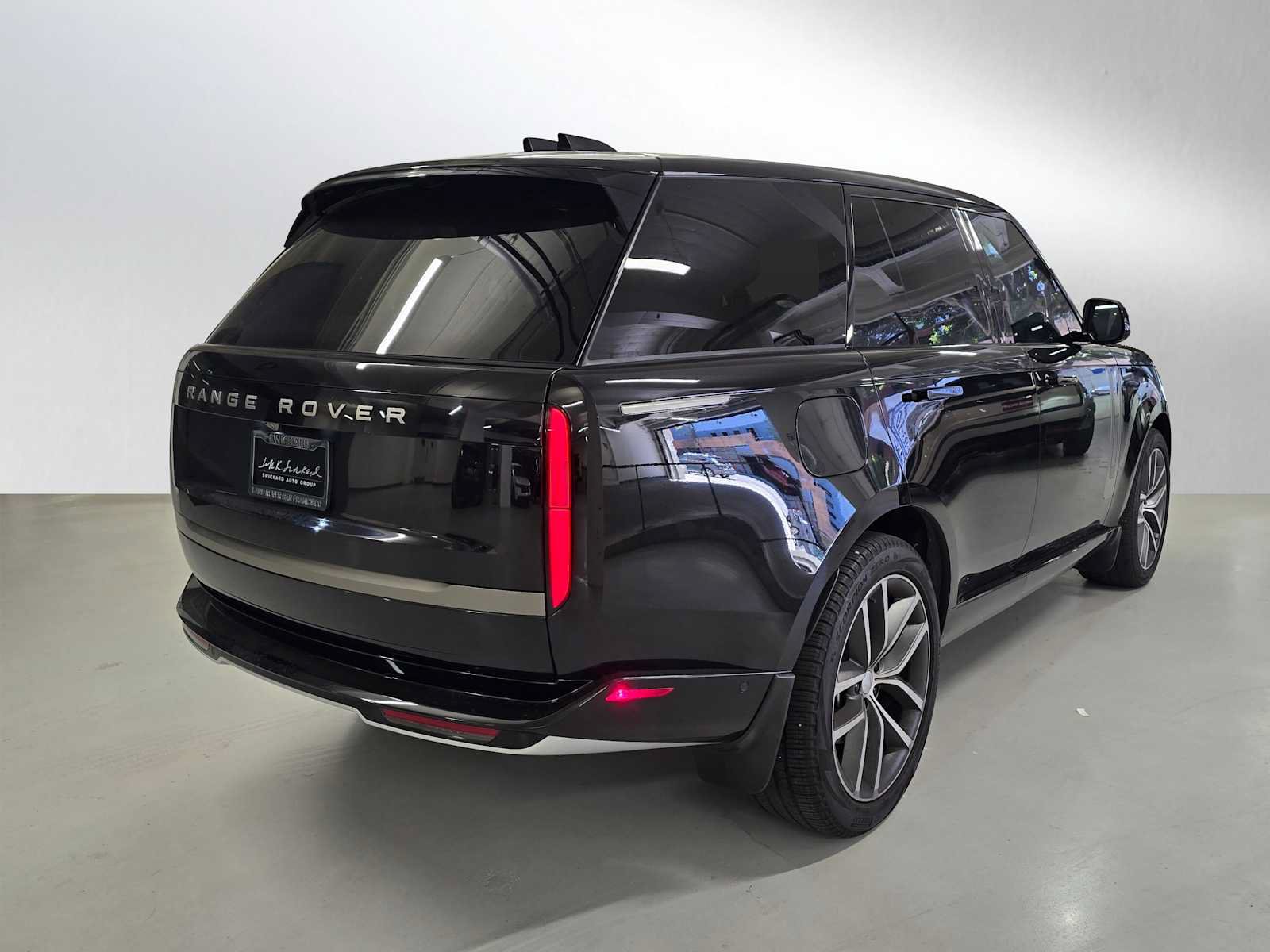 Used 2025 Land Rover Range Rover SE AWD/4WD image 5