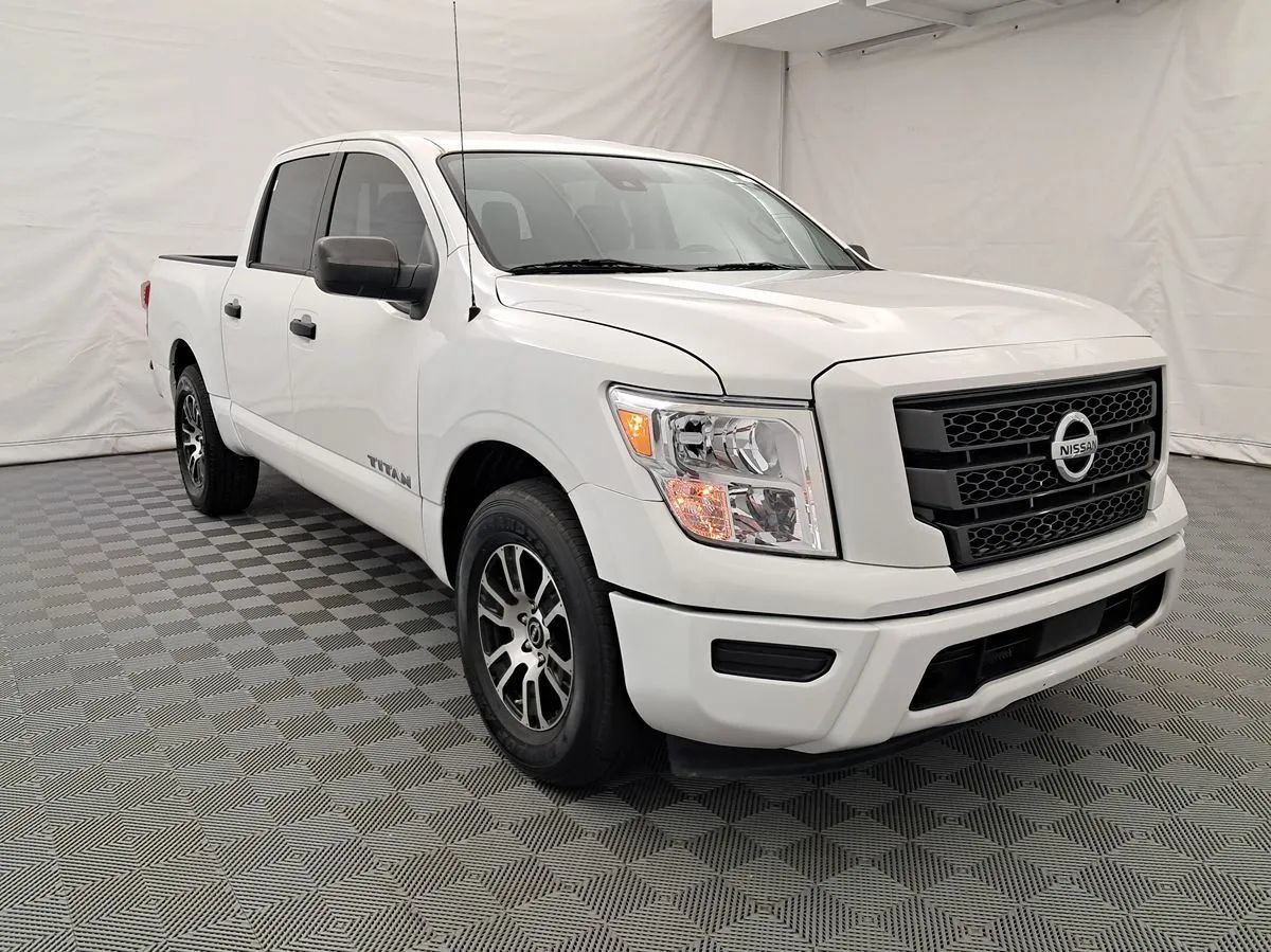Used 2023 Nissan Titan SV RWD image 3