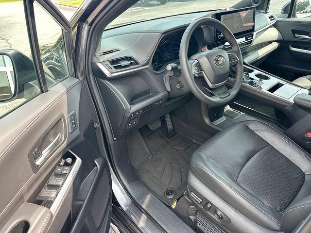 Used 2025 Toyota Sienna Limited FWD image 11