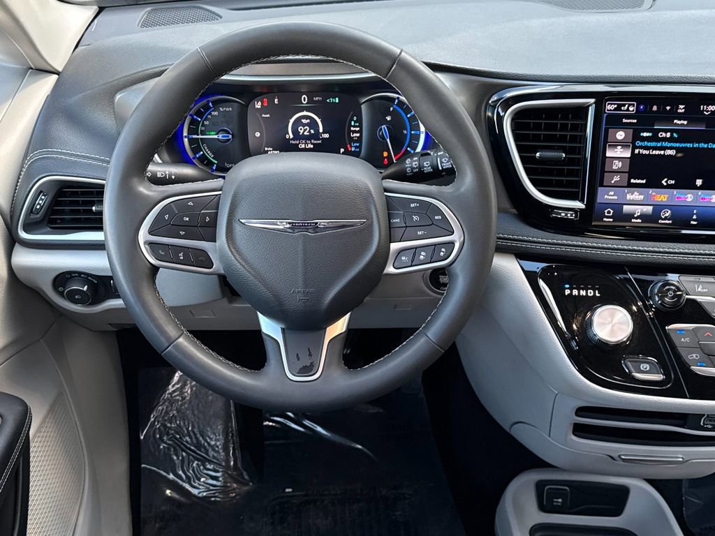 Used 2024 Chrysler Pacifica Select image 13