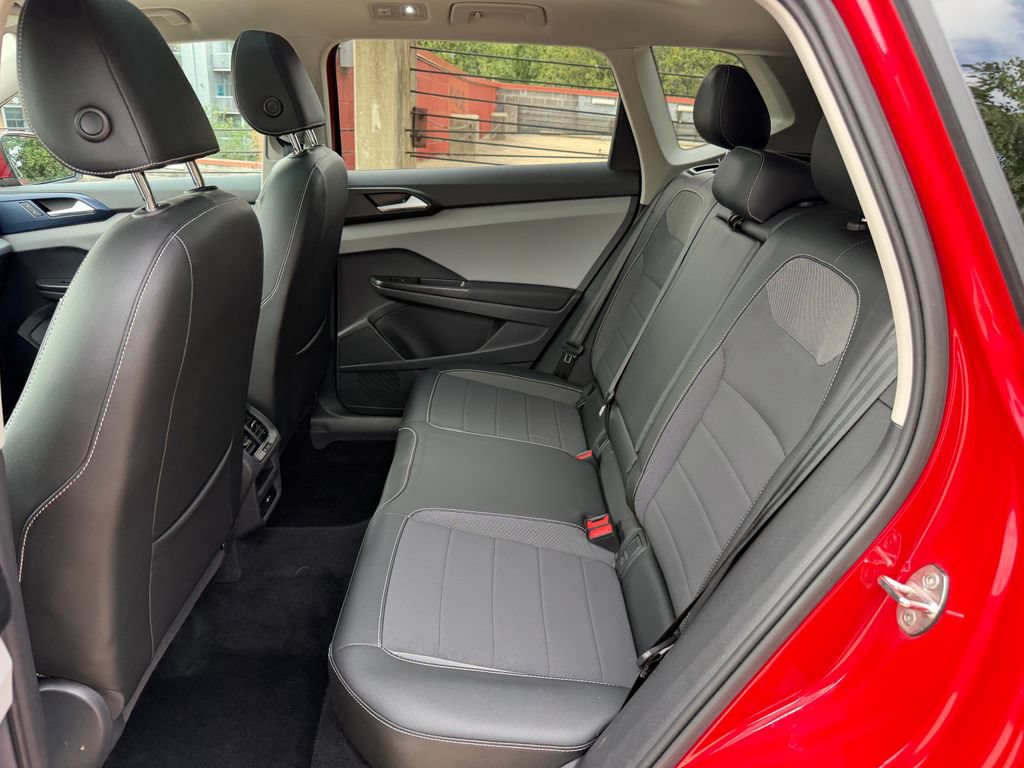 Certified 2023 Volkswagen Taos SE w/ Panoramic Sunroof Package AWD/4WD image 23