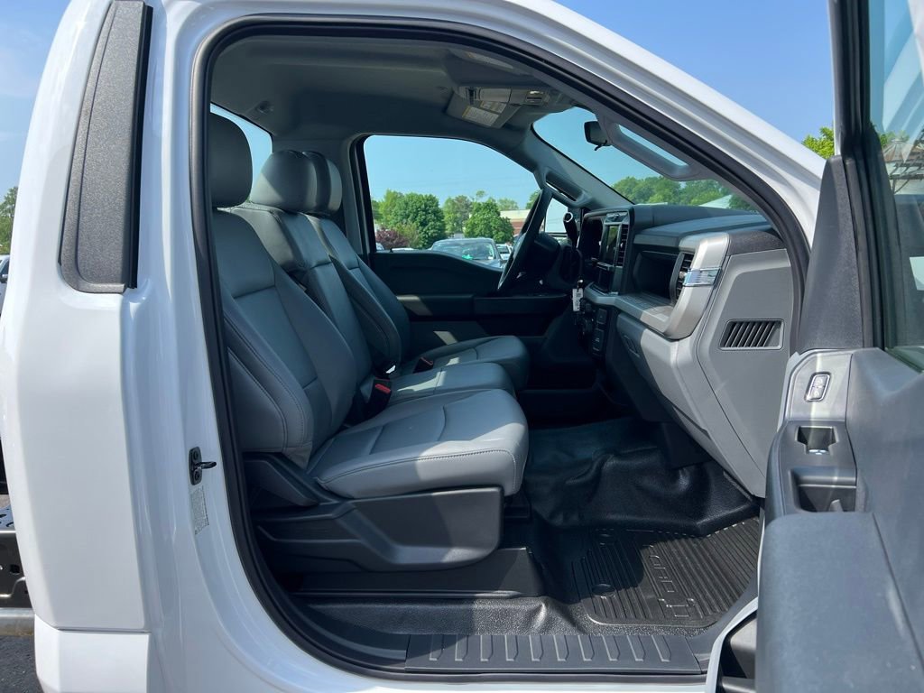 New 2025 Ford F550 4x4 Regular Cab Super Duty w/ XL Chrome Package image 17
