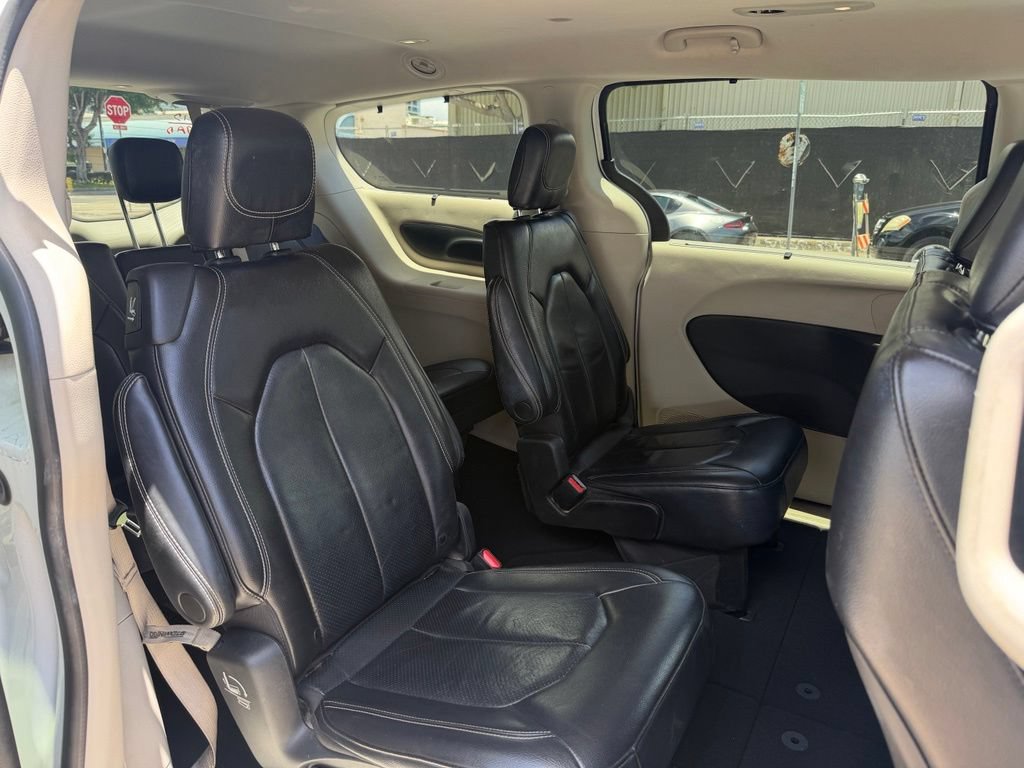 Used 2022 Chrysler Pacifica Touring-L FWD image 10