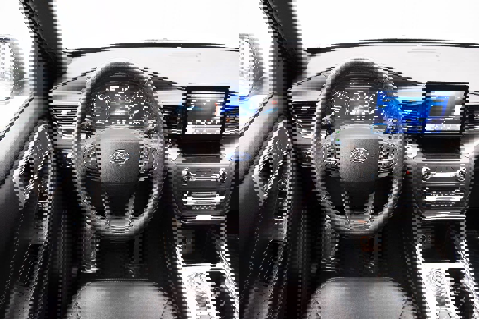 Used 2020 Ford Explorer XLT w/ Equipment Group 202A image 2