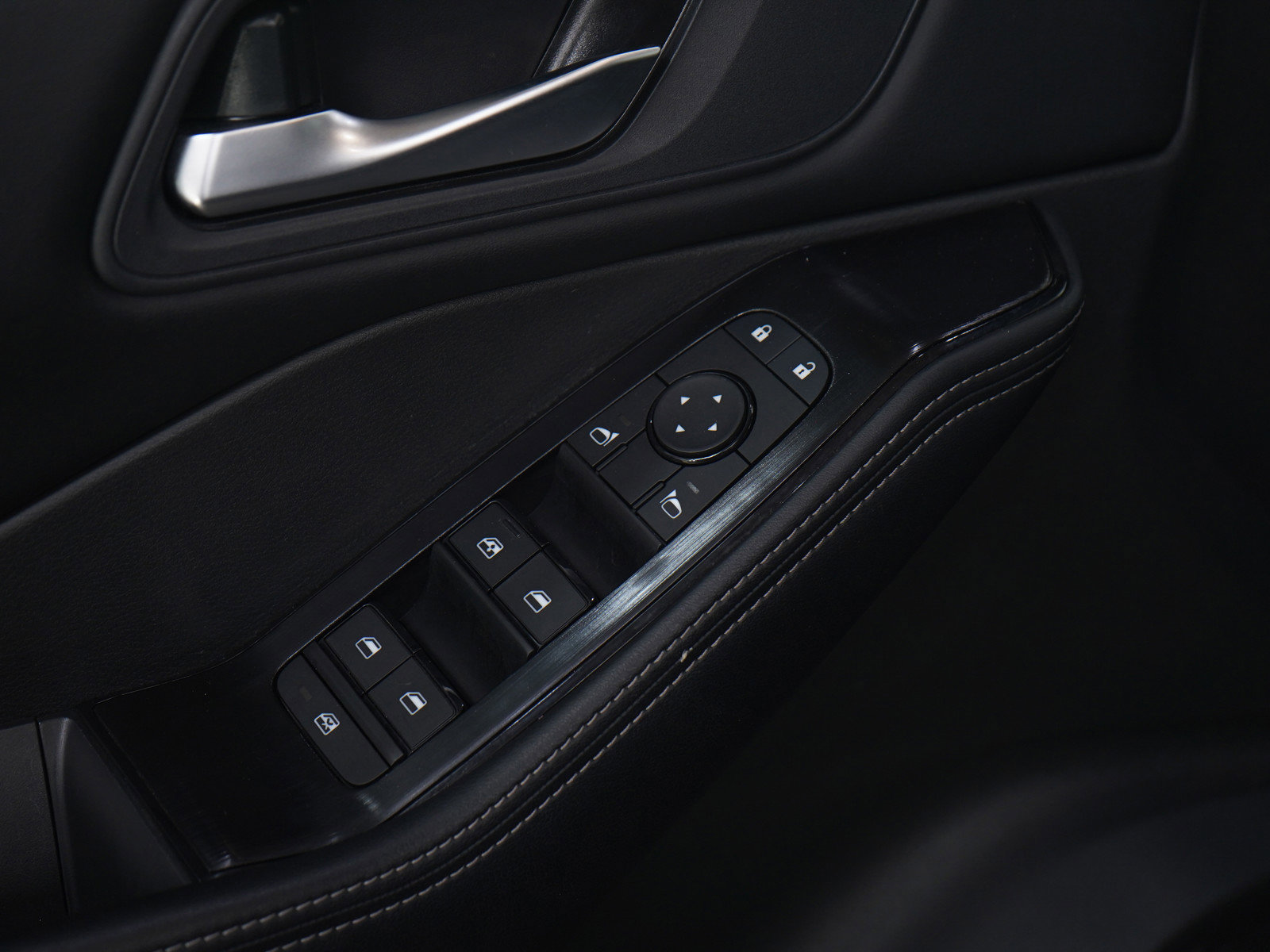 Used 2025 Nissan Rogue SV image 23