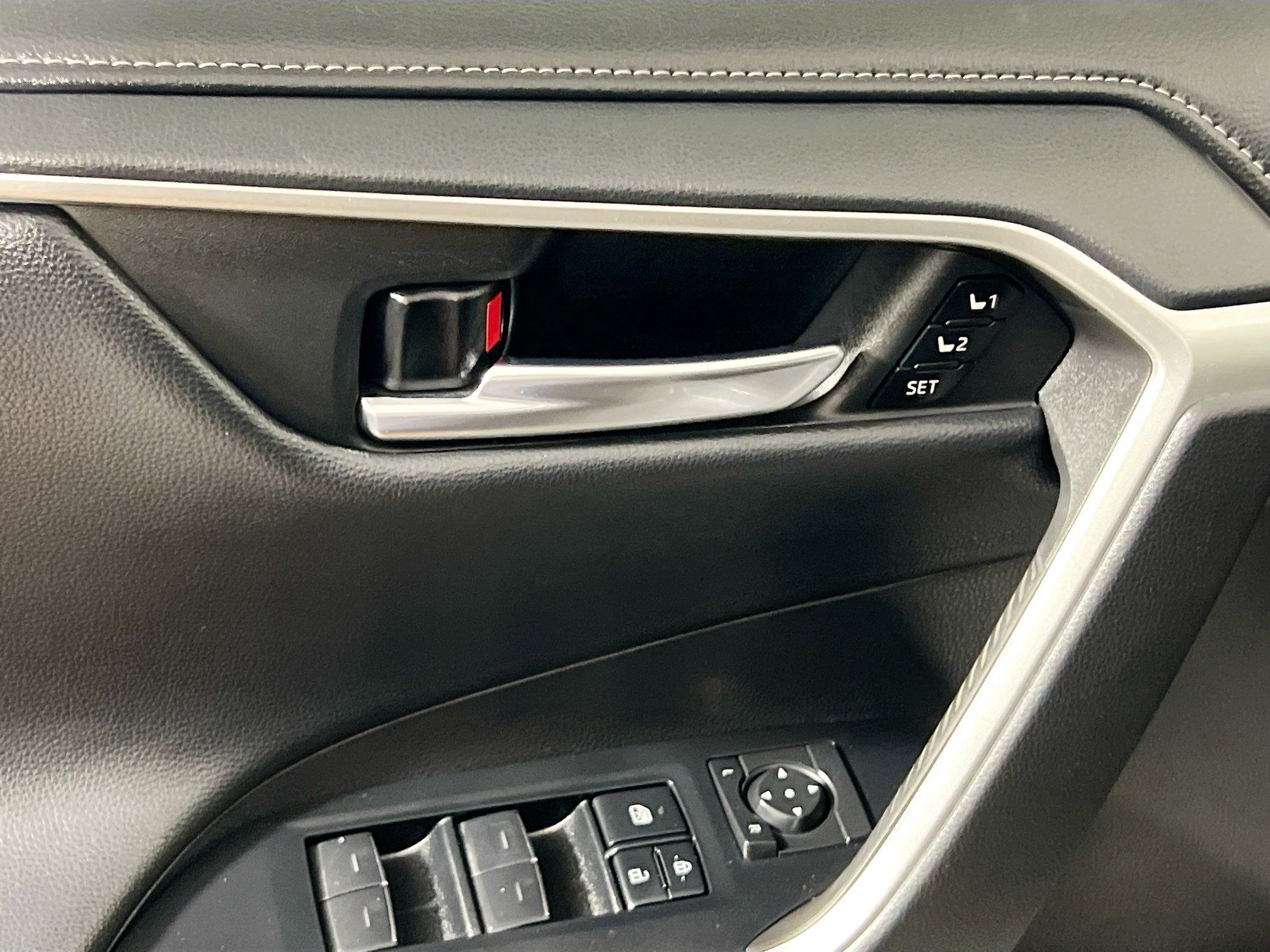 Used 2022 Toyota RAV4 Limited image 16