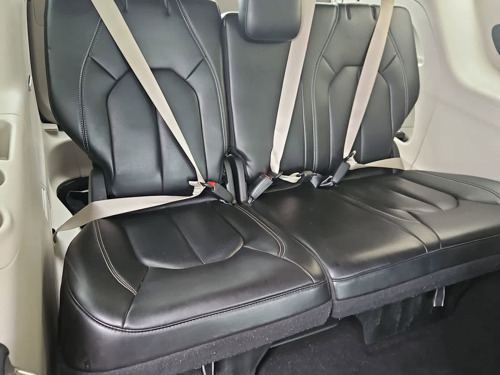 Used 2023 Chrysler Pacifica Touring-L FWD image 36
