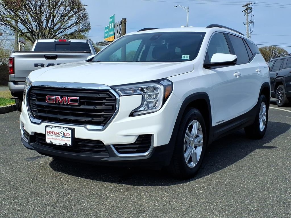 Used 2022 GMC Terrain SLE w/ Driver Convenience Package image 3