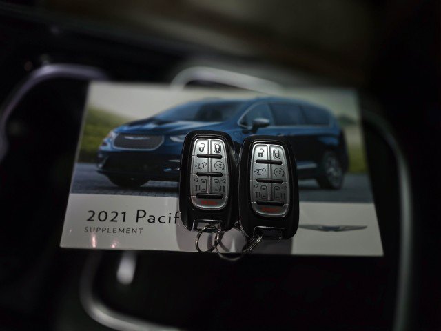 Used 2021 Chrysler Pacifica Limited w/ Uconnect Theater Family Group FWD image 48