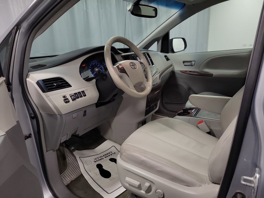 Used 2014 Toyota Sienna XLE image 12