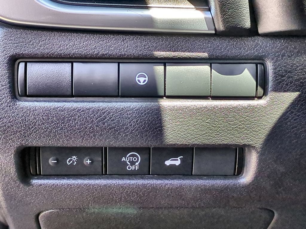 Used 2025 Nissan Rogue SV FWD image 23